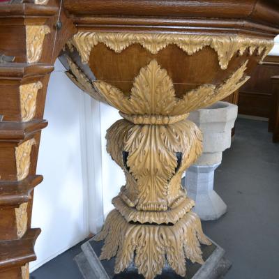 Mooi houtsnijwerk op de sokkel van de kansel
