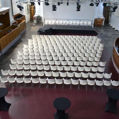 Luxe zitplaatsen in het schip van de kerk